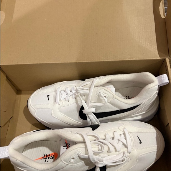 Brand new Nike Air Max Dawn White and Black Sneakers size 7.5 women’s US - Picture 3 of 4